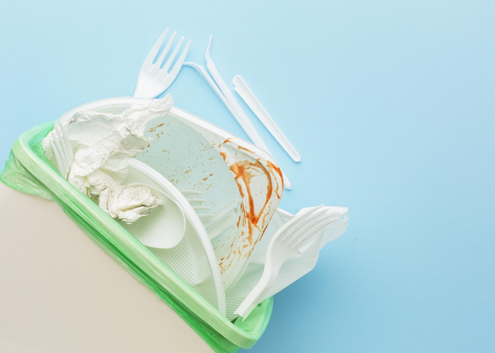 Disposable plastic tableware can easily cause environmental pollution.