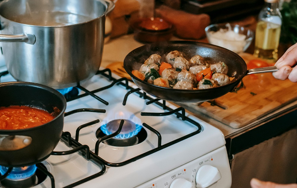 Prepare multiple courses at the same time before the Thanksgiving party.