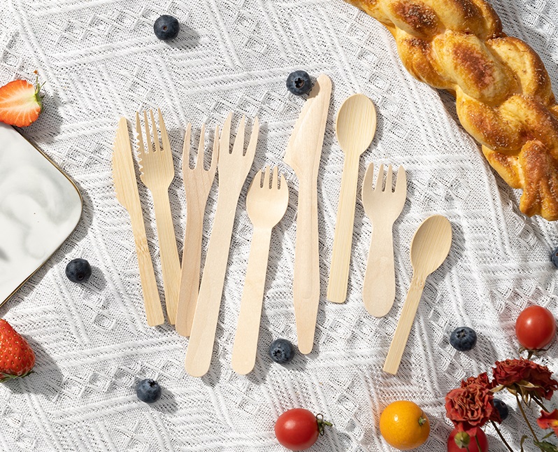 Actual pictures of Ancheng sustainable disposable spoons, knives and forks.