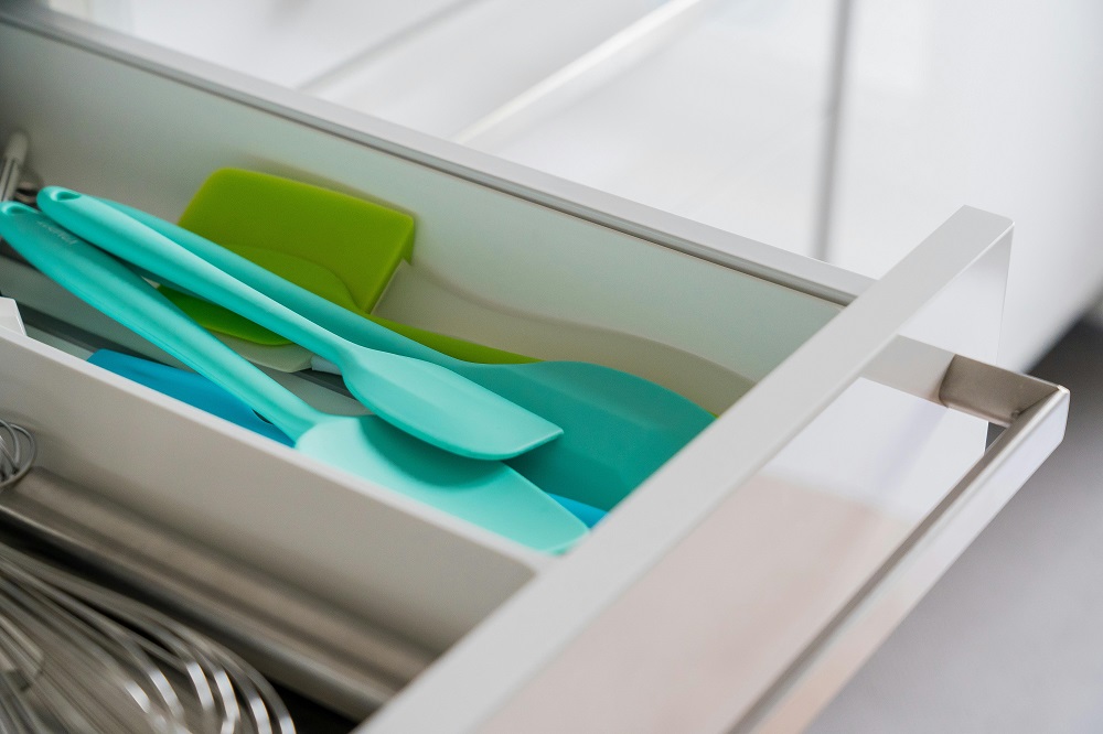 Silicone utensils in the organizer.