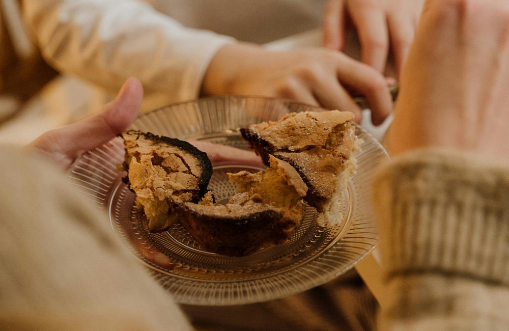 People eat lunch elegantly using glass dinner plates.
