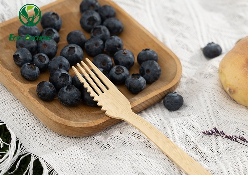 The serrated bamboo fork combines the functions of both knife and fork.