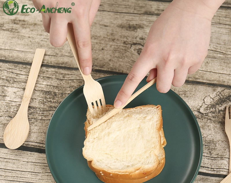 In casual restaurants, people eat dinner with compostable tableware sets.