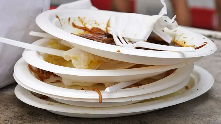 Single-use plastic tableware waste