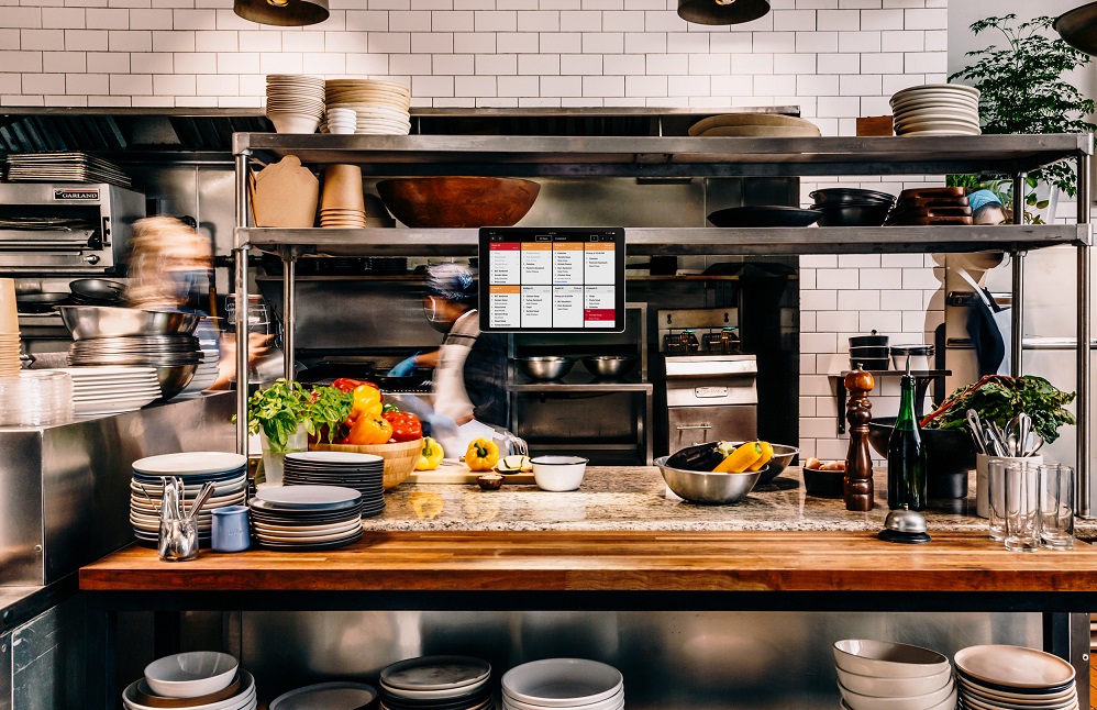 The restaurant's kitchen uses sustainable plates, including disposable biodegradable plates and reusable plates.